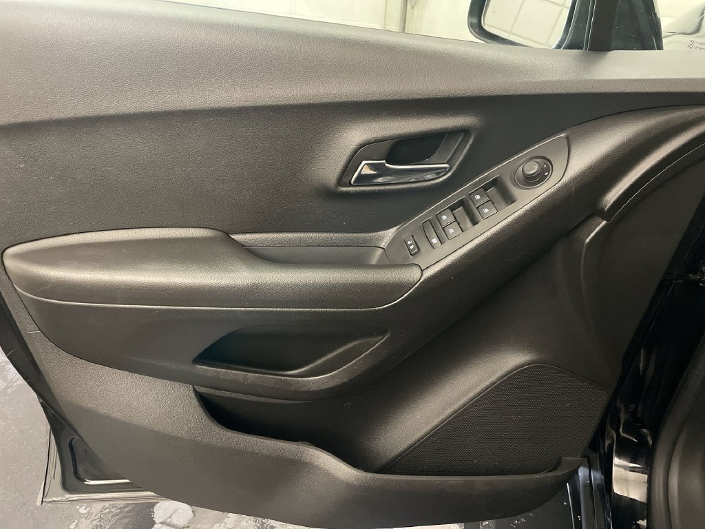 Used 2019 Chevrolet Trax LT w/ LT Convenience Package FWD image 15