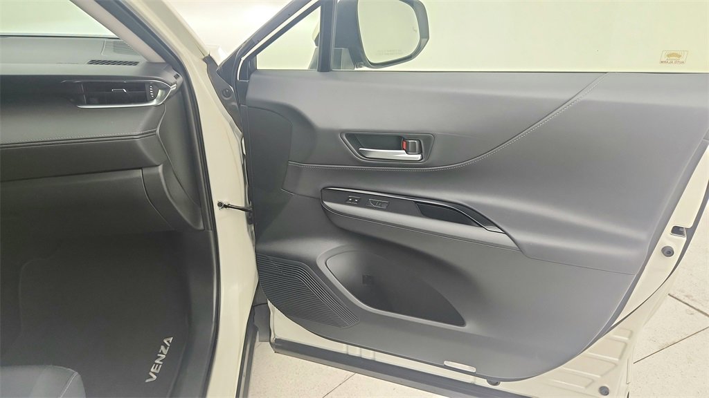 Used 2021 Toyota Venza LE image 31