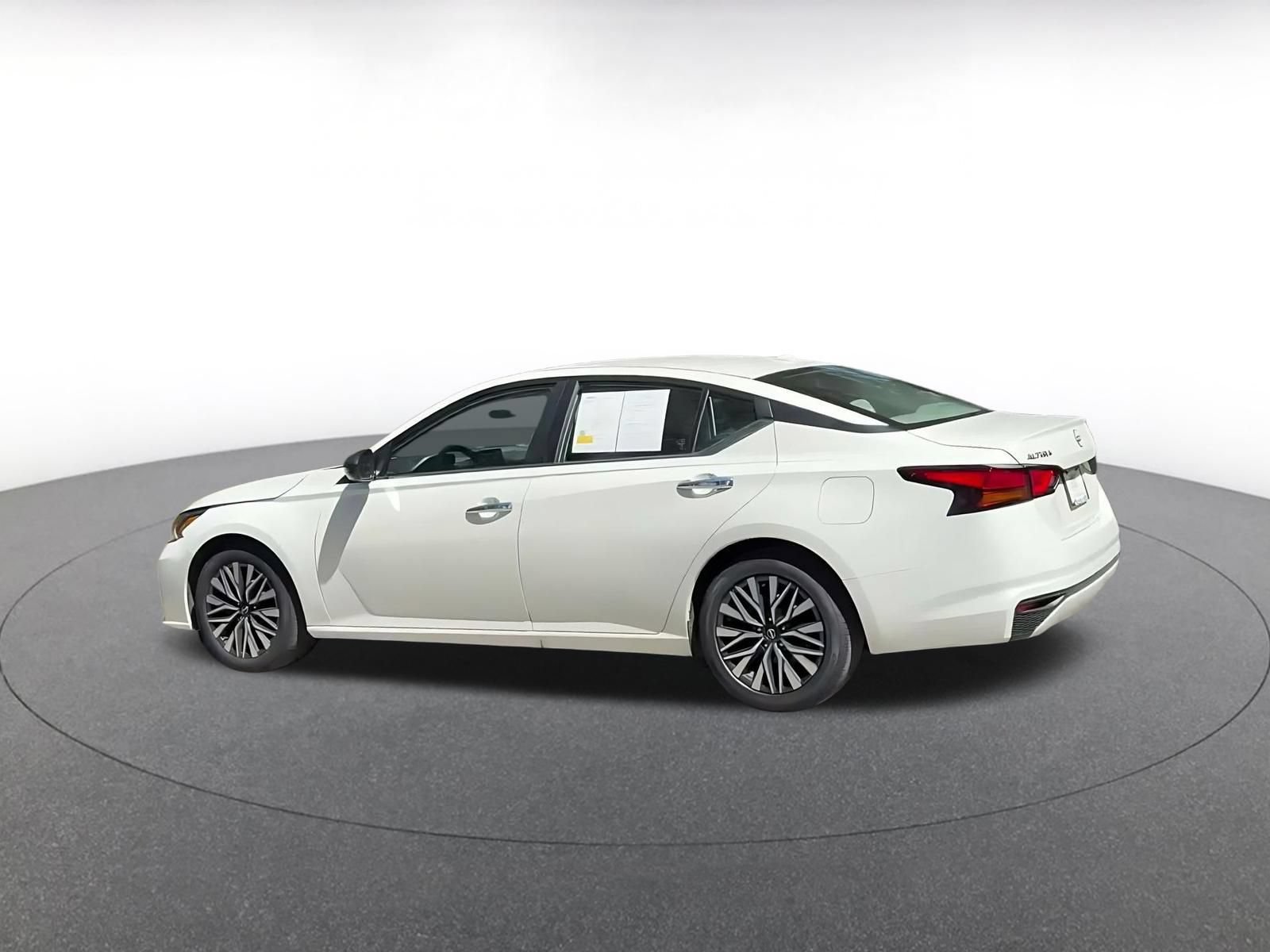 Used 2025 Nissan Altima 2.5 SV FWD image 8