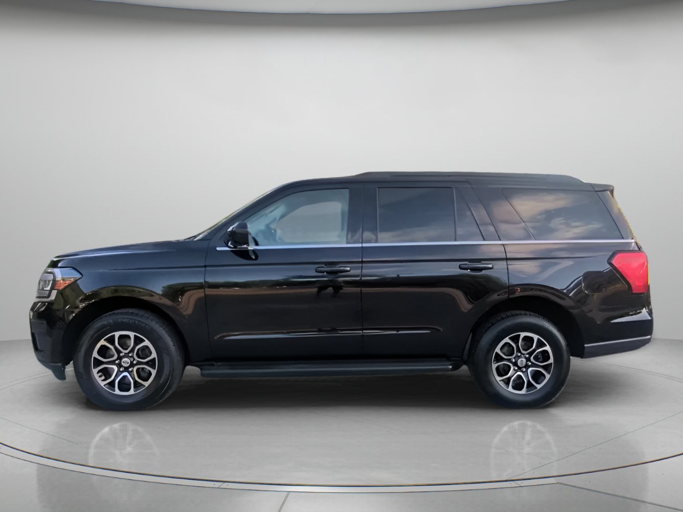 Certified 2024 Ford Expedition XLT RWD image 17