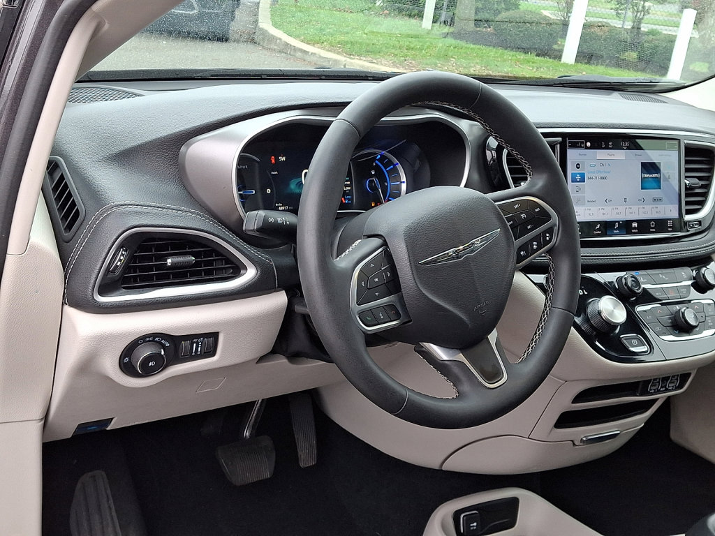 Used 2023 Chrysler Pacifica Touring-L image 25