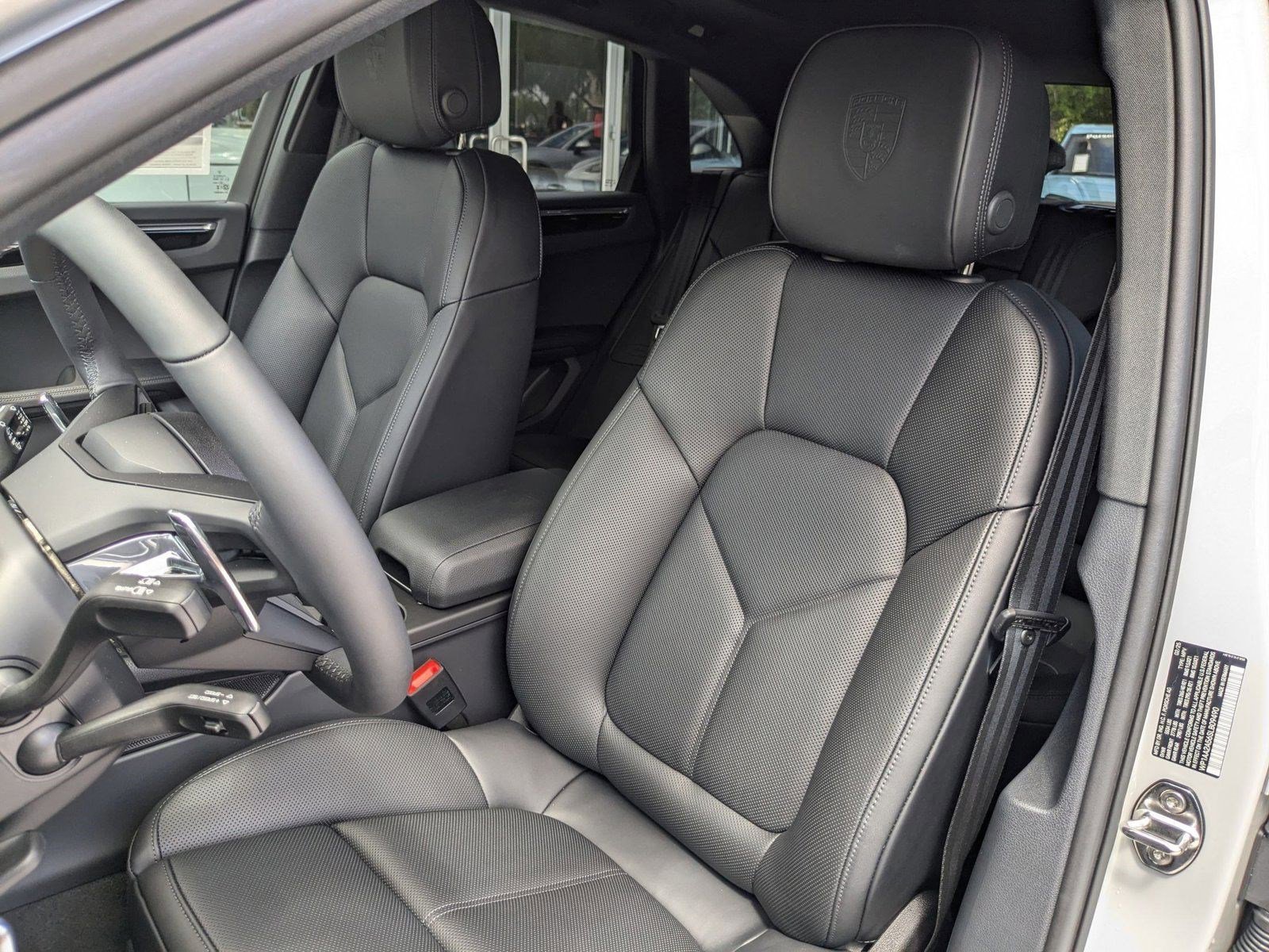 Certified 2025 Porsche Macan image 5