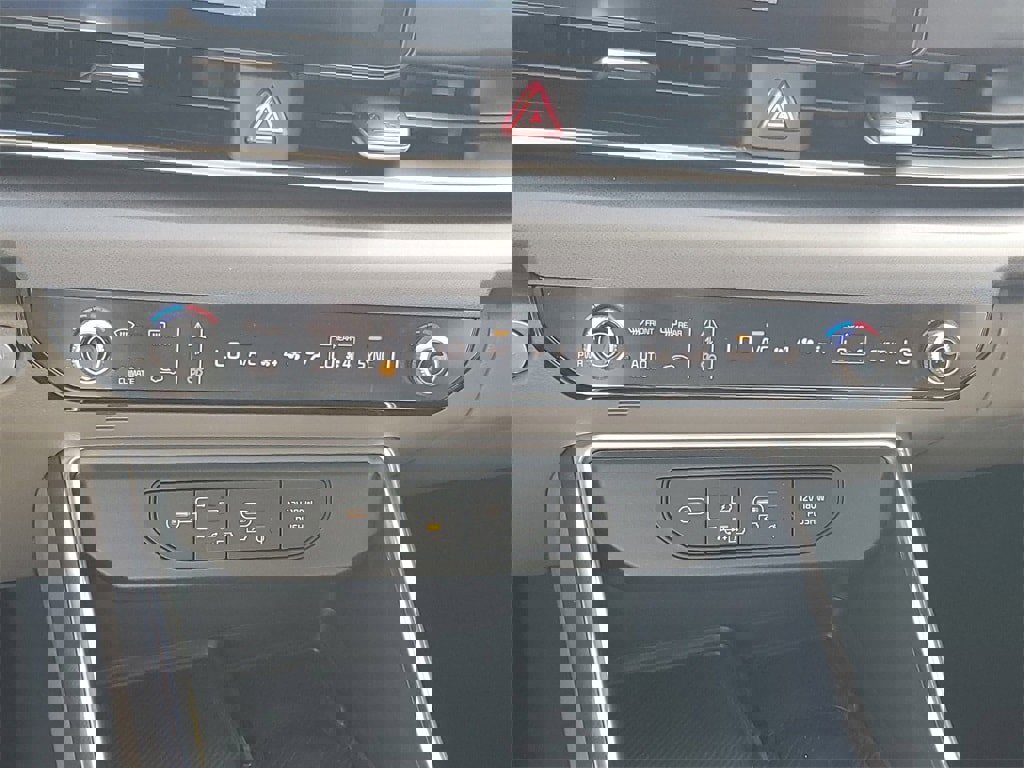 Used 2025 Kia Carnival EX image 17