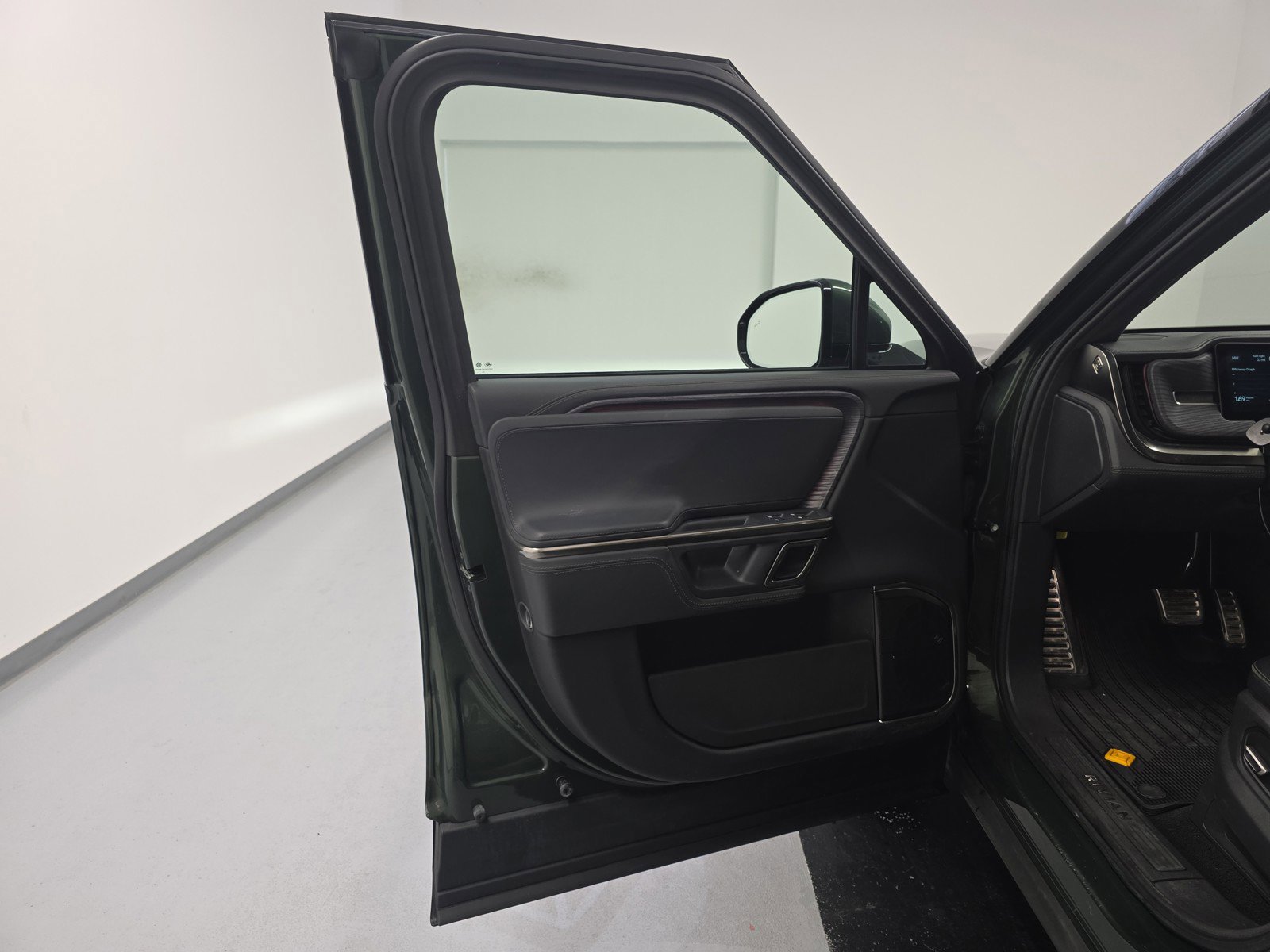 Used 2024 Rivian R1S Adventure AWD/4WD image 16