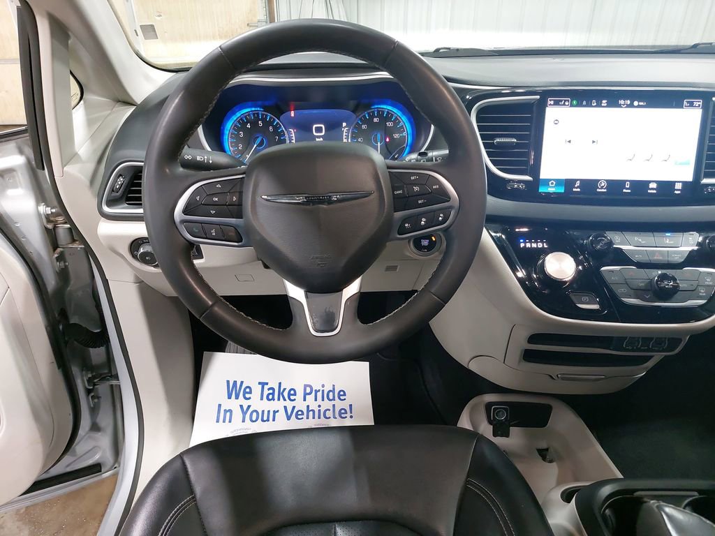 Used 2024 Chrysler Pacifica Touring-L FWD image 15