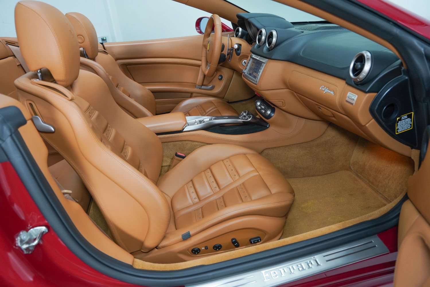 Used 2010 Ferrari California RWD image 2