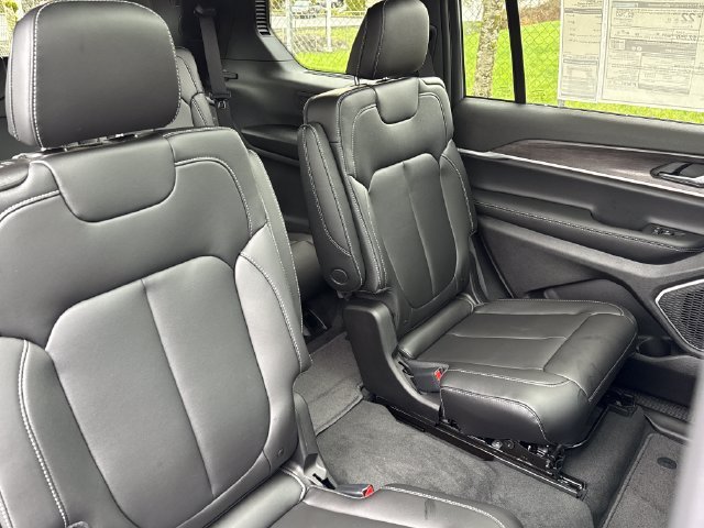 New 2026 Jeep Grand Cherokee L Limited w/ Limited Altitude Package AWD/4WD image 21