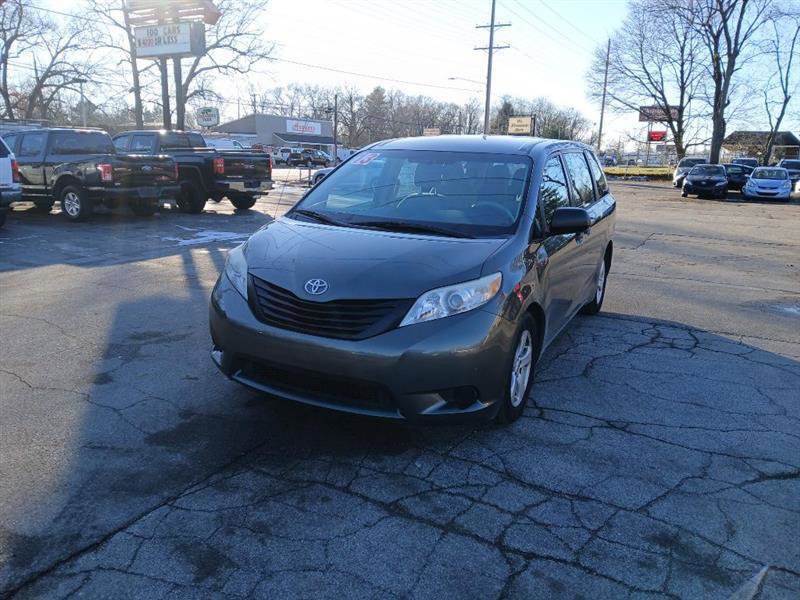 Used 2013 Toyota Sienna L image 1