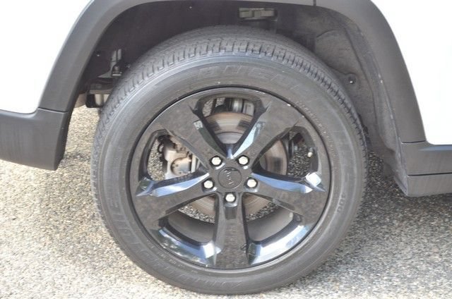Used 2023 Jeep Grand Cherokee Altitude AWD/4WD image 11