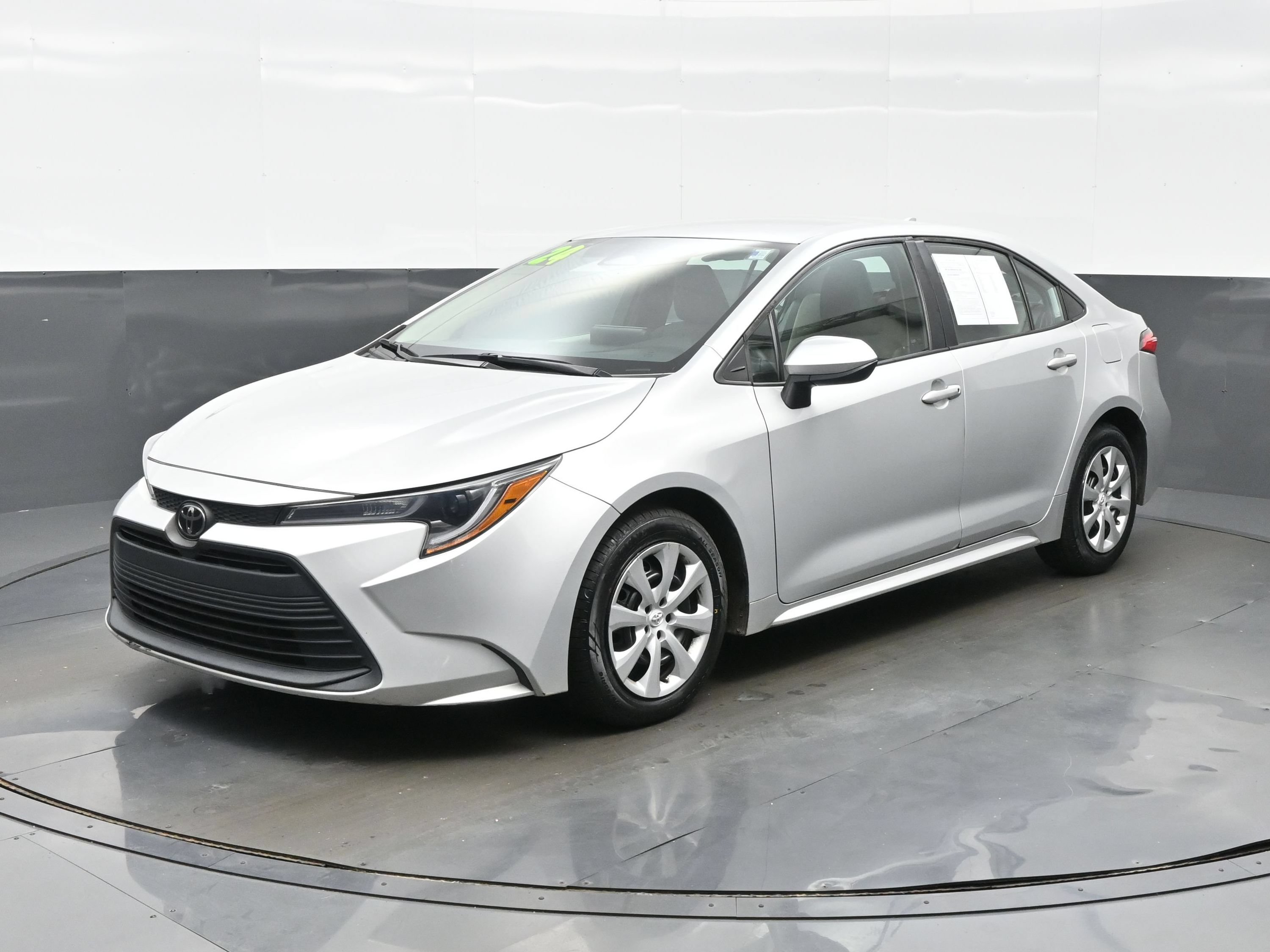 Used 2024 Toyota Corolla LE FWD image 2