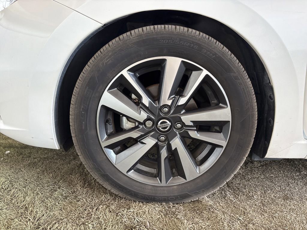 Used 2022 Nissan Versa SV FWD image 21