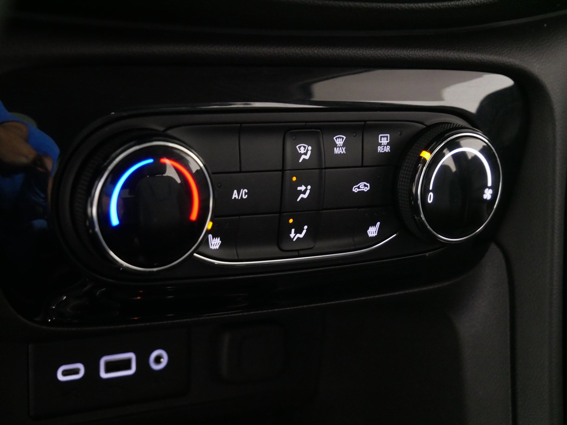 Used 2023 Buick Encore GX Preferred w/ Cold Weather Comfort Package image 23