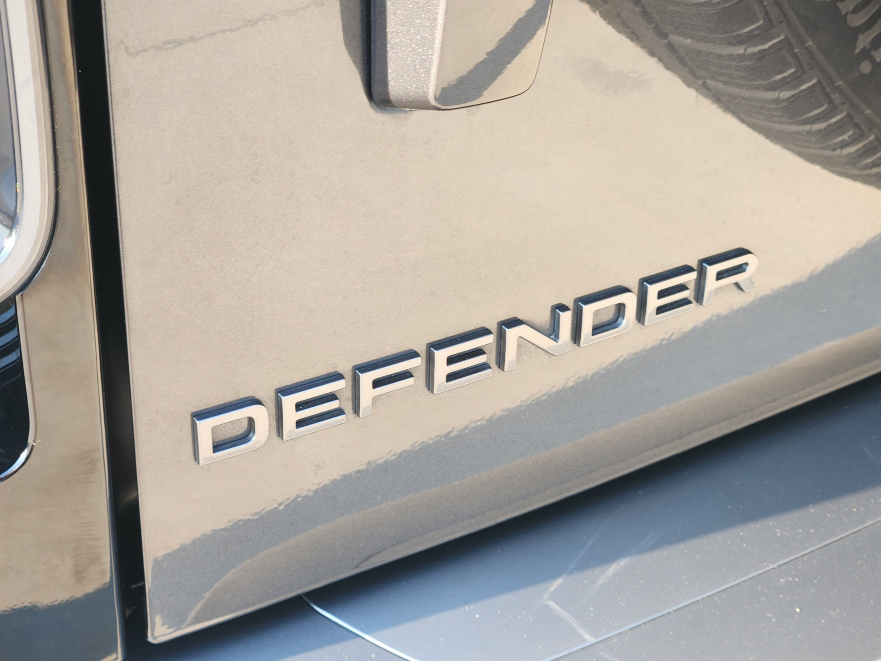 Certified 2023 Land Rover Defender 110 V8 AWD/4WD image 33