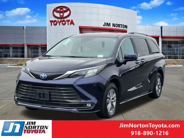 Used 2025 Toyota Sienna XLE image 3