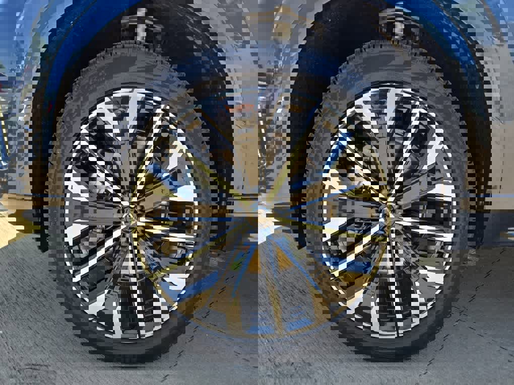 New 2025 Volvo XC90 B5 Plus image 3