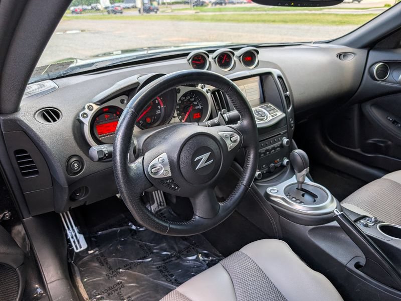 Used 2018 Nissan 370Z Touring RWD image 16
