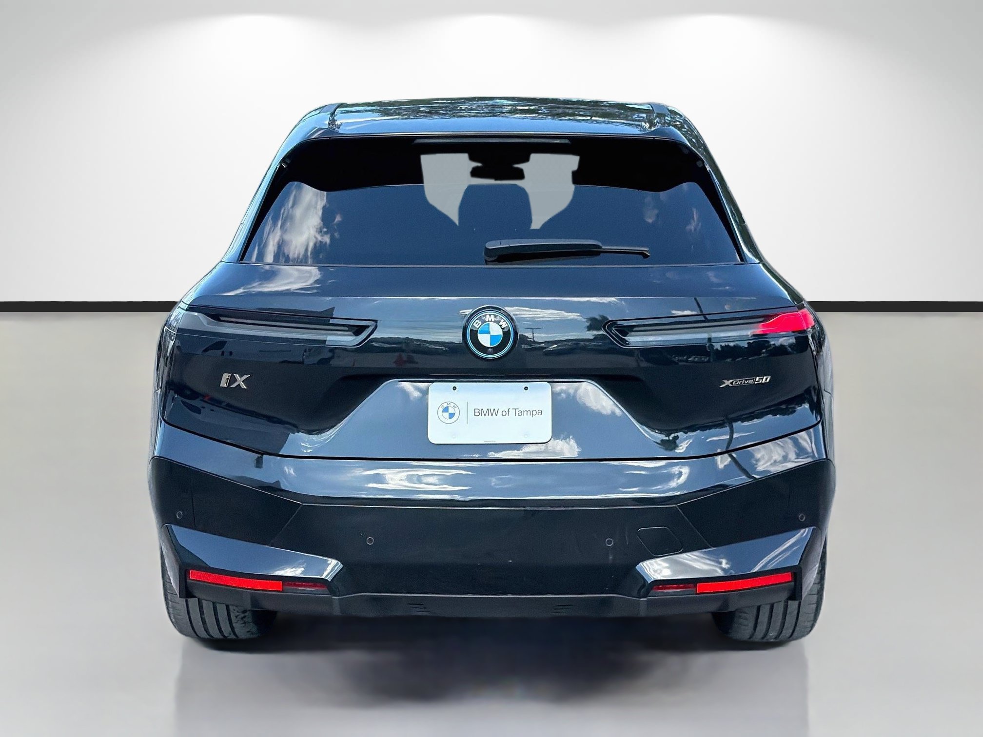Used 2024 BMW iX xDrive50 w/ Premium Package AWD/4WD image 4