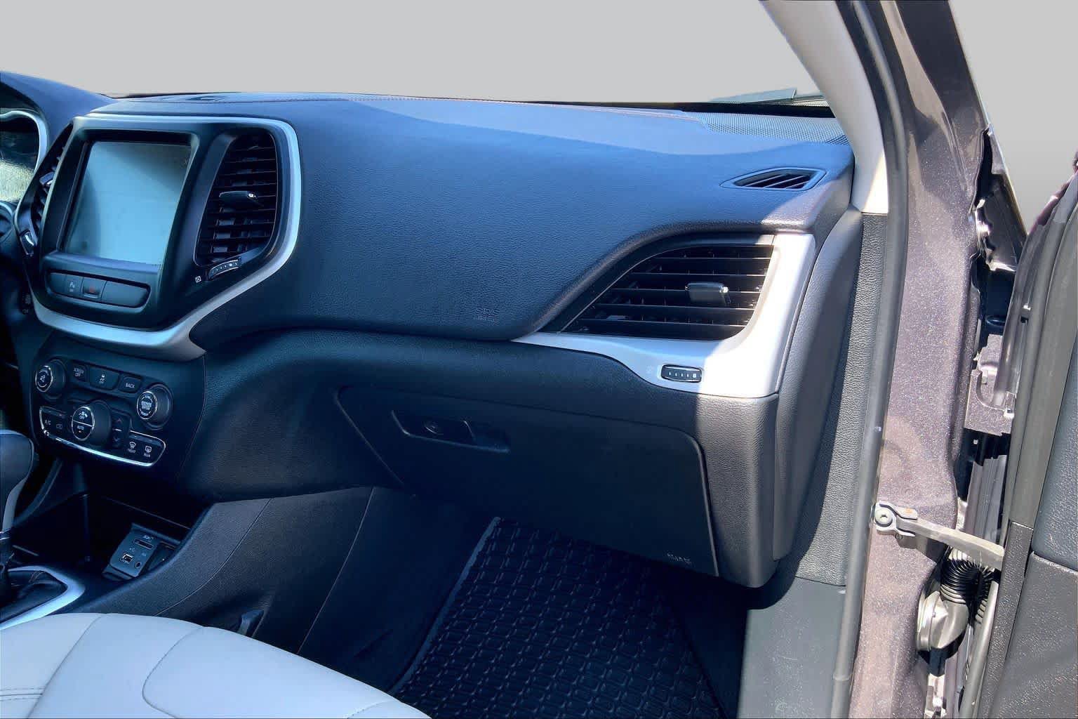 Used 2018 Jeep Cherokee Limited FWD image 17