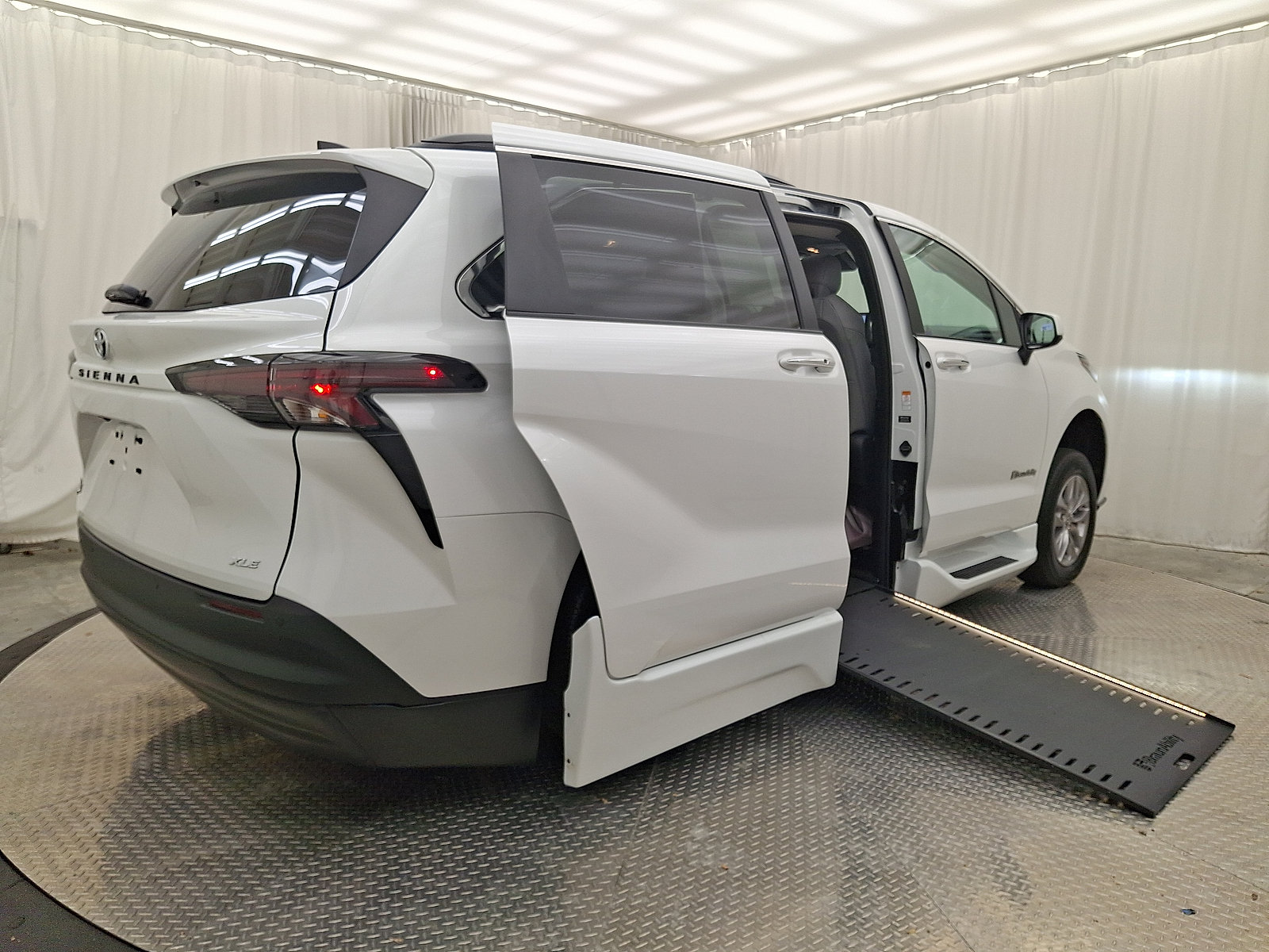 Used 2026 Toyota Sienna XLE FWD image 20
