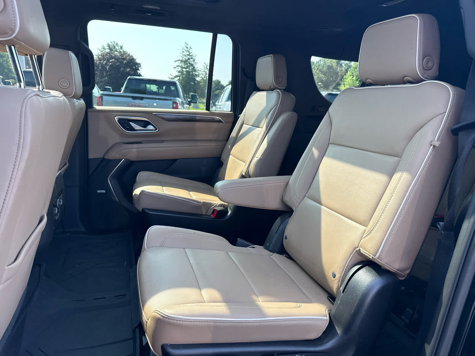 Used 2022 Chevrolet Suburban Premier AWD/4WD image 27