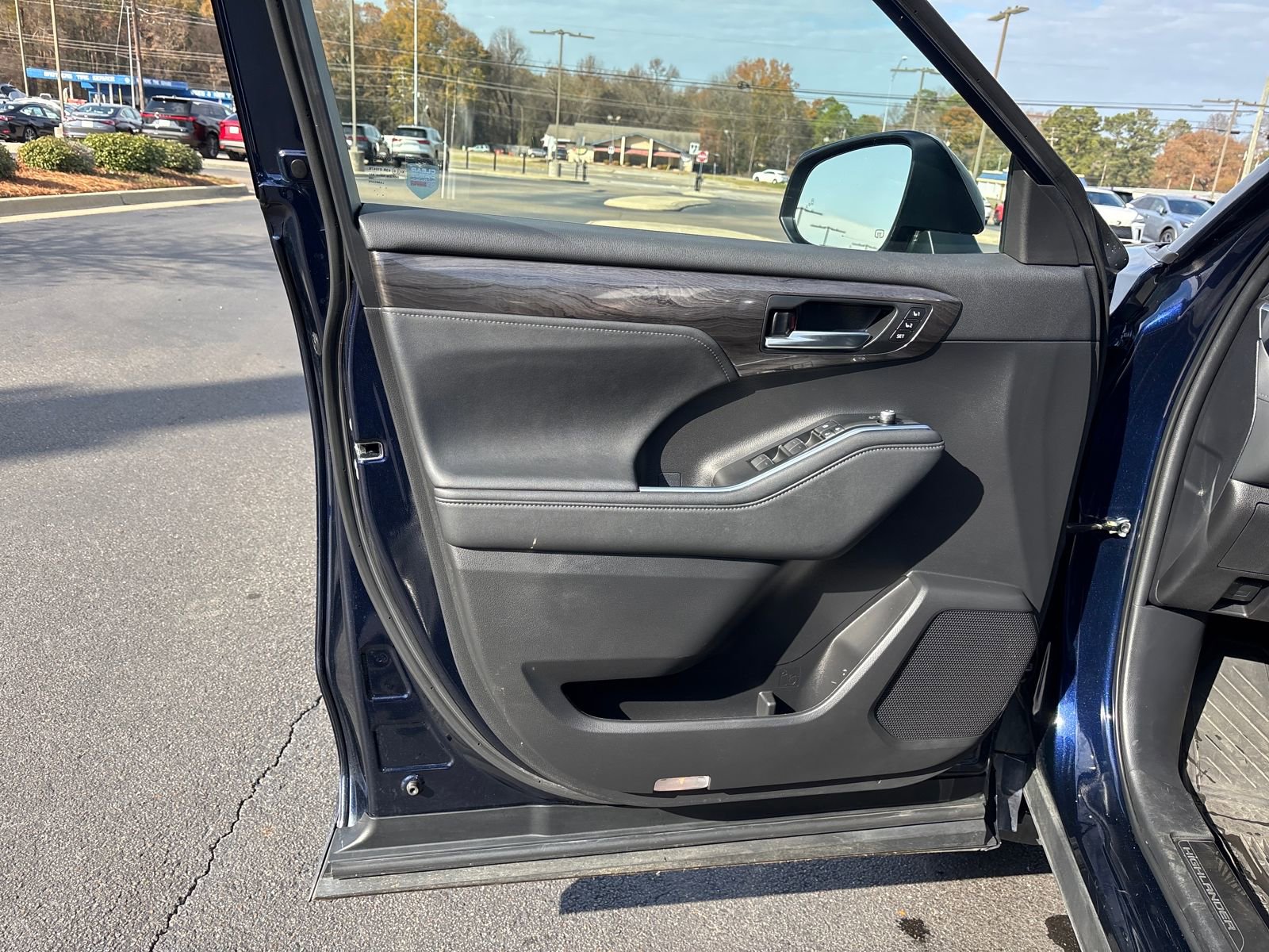 Used 2023 Toyota Highlander Platinum image 10