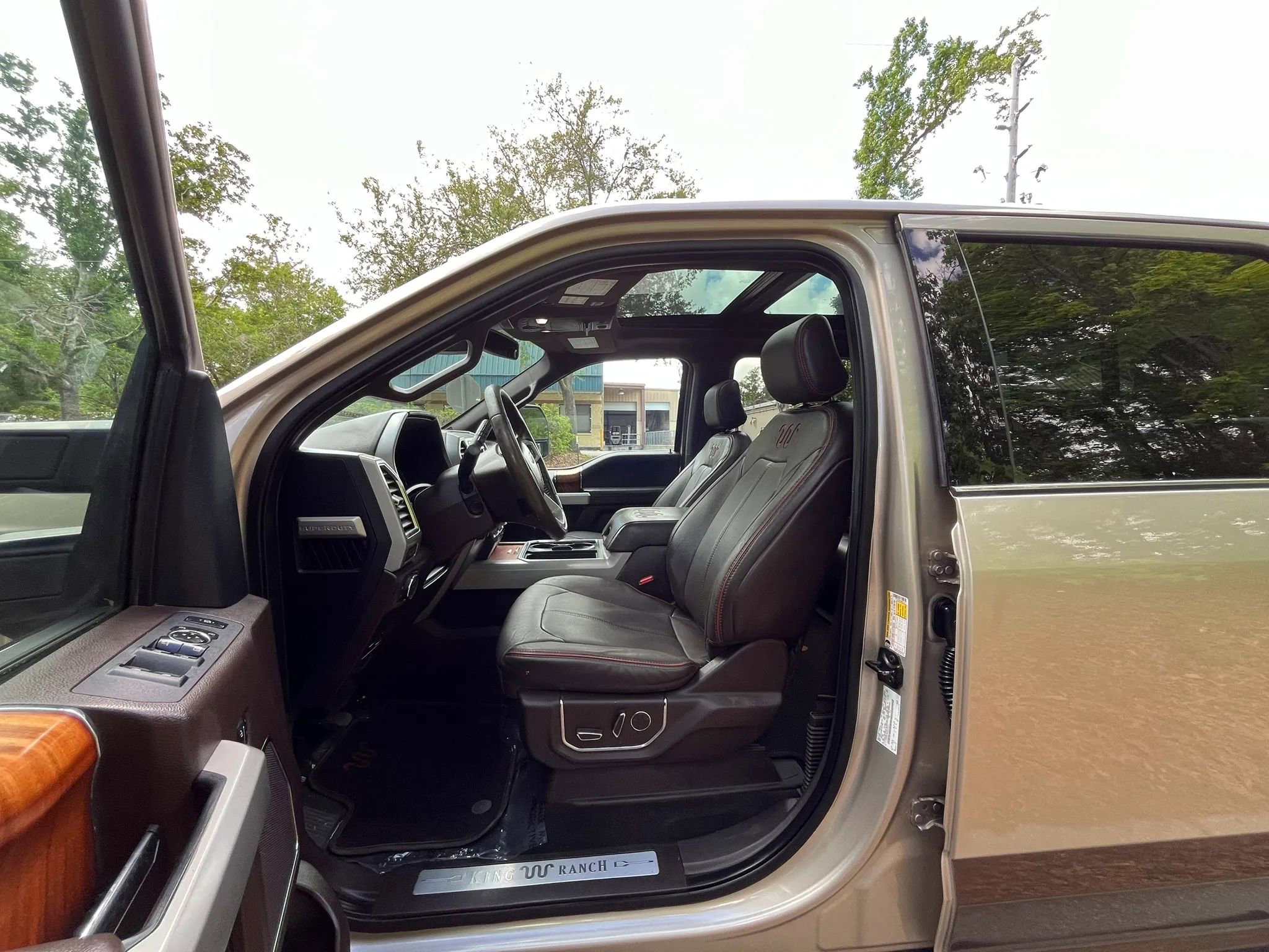 Used 2017 Ford F250 King Ranch w/ King Ranch Ultimate Package AWD/4WD image 16