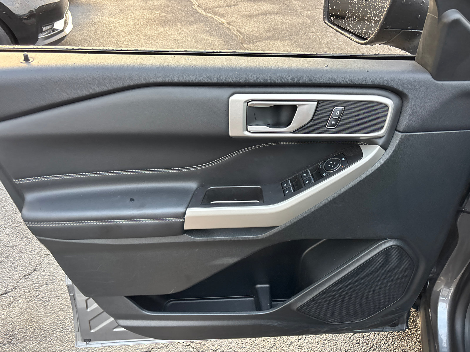 Used 2023 Ford Explorer XLT AWD/4WD image 11