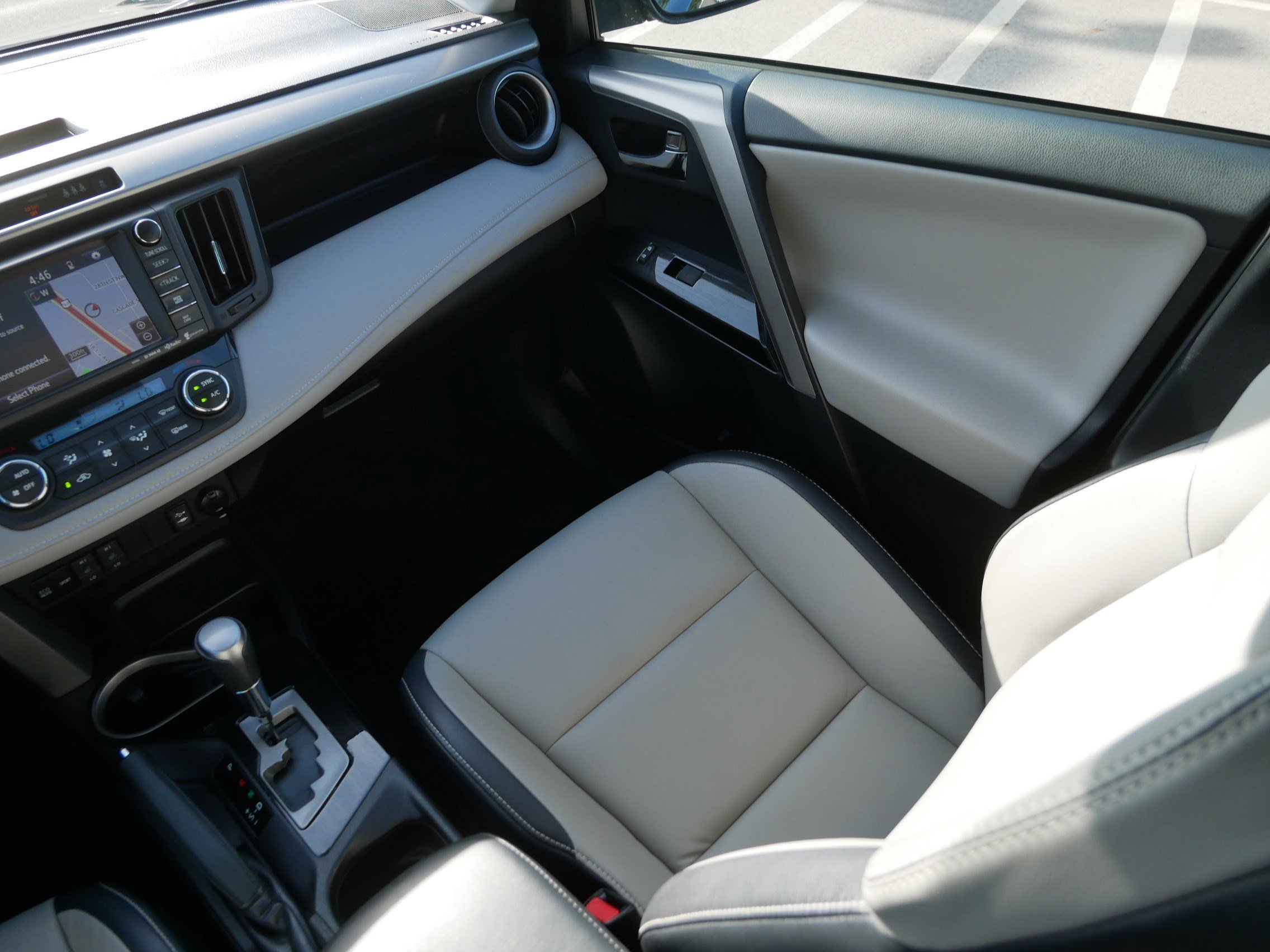 Used 2018 Toyota RAV4 Limited image 11