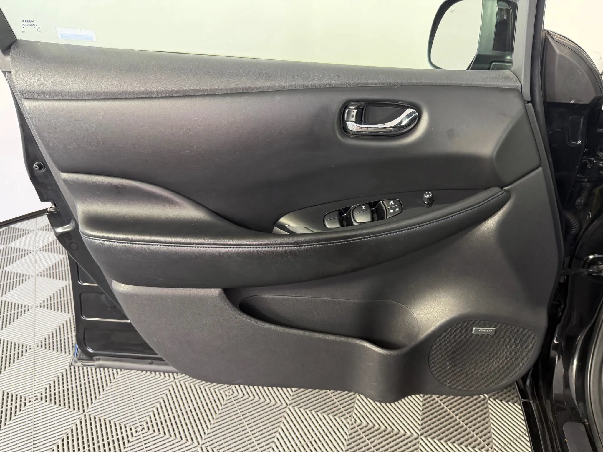 Used 2013 Nissan Leaf SL w/ Premium Pkg FWD image 19