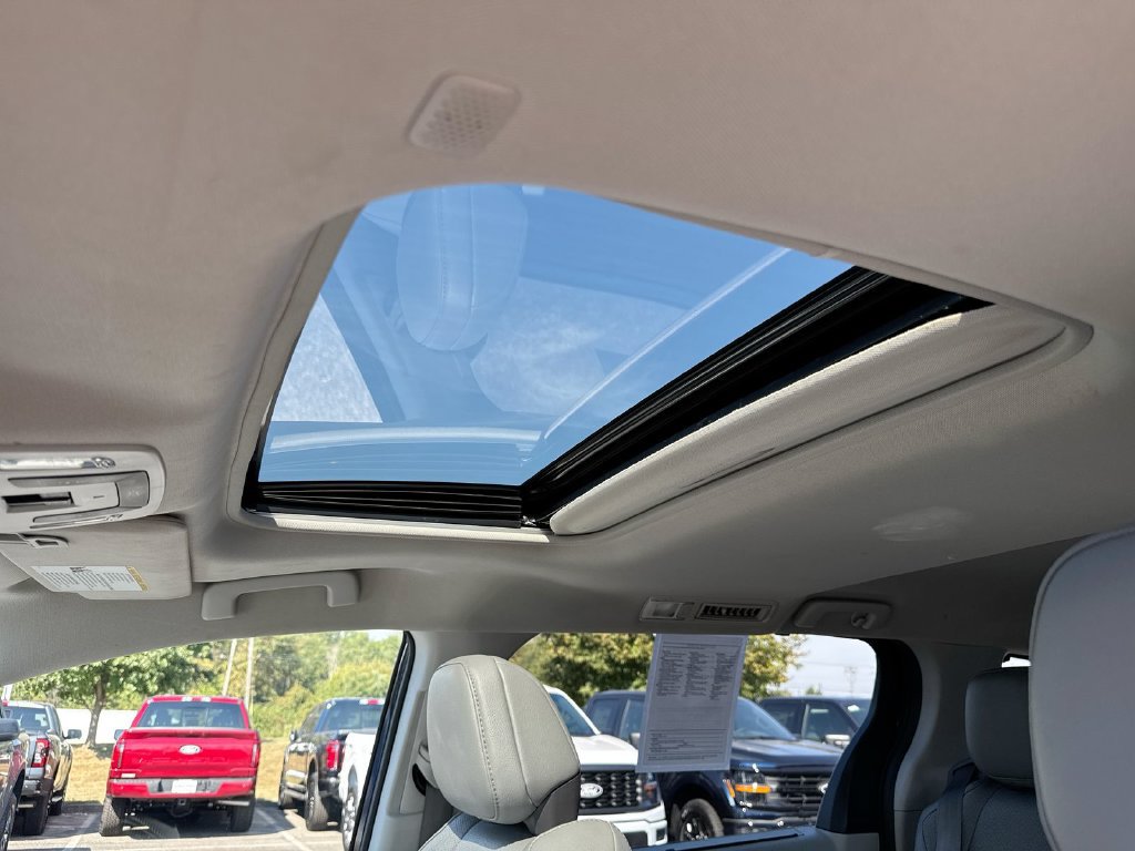 Used 2021 Toyota Sienna Limited FWD image 19