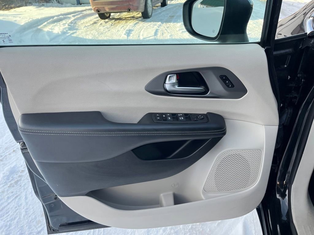 Used 2023 Chrysler Pacifica Touring-L image 13