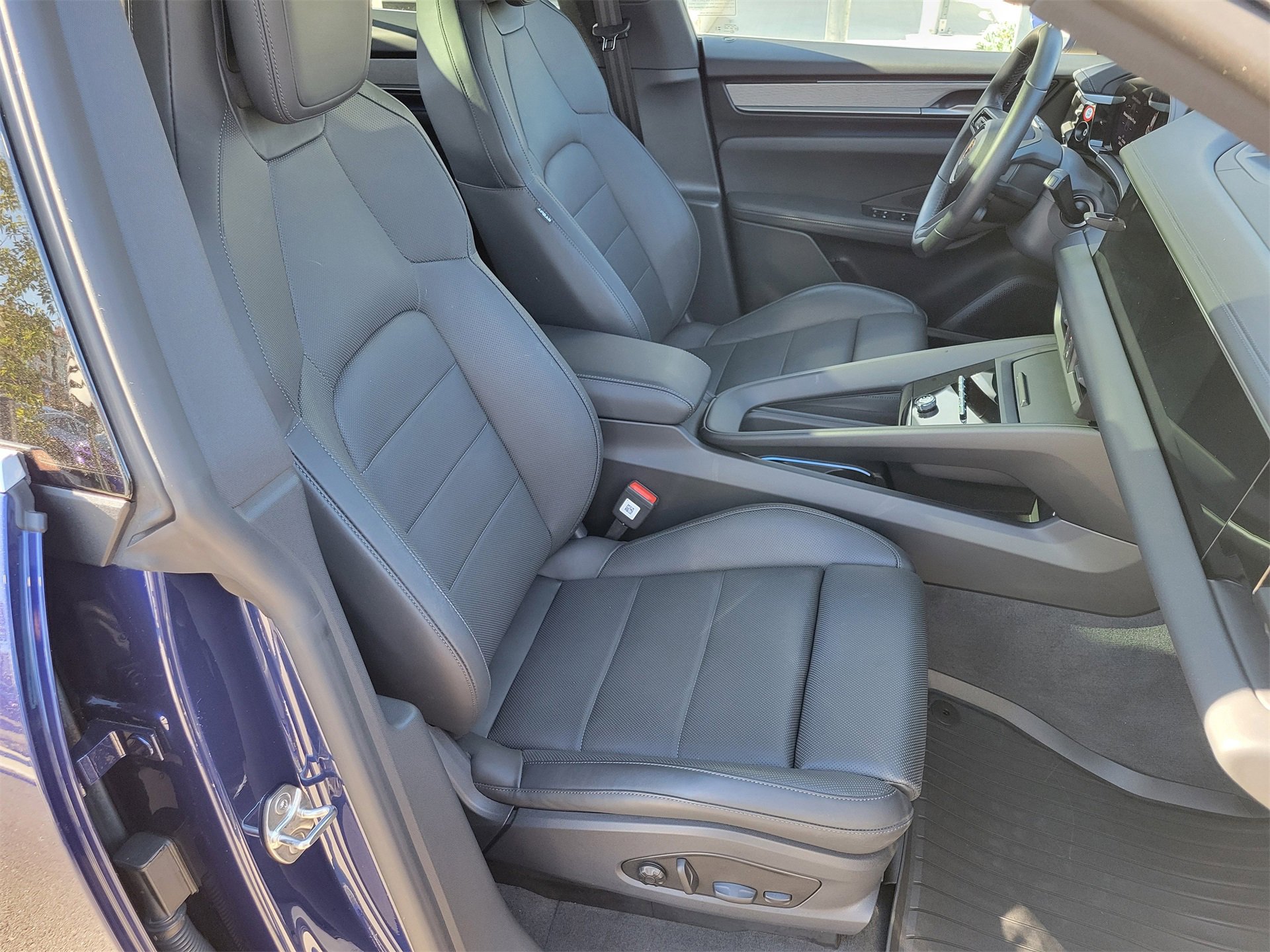 Certified 2024 Porsche Macan 4 Electric image 28