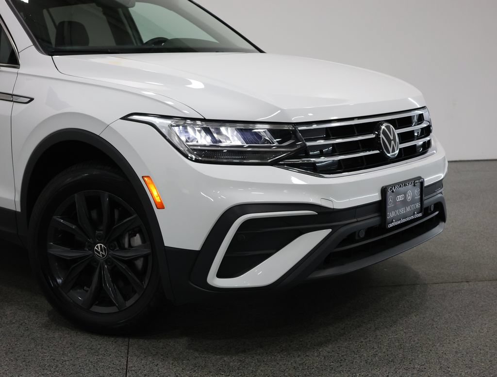 Used 2024 Volkswagen Tiguan SE w/ Panoramic Sunroof Package AWD/4WD image 3