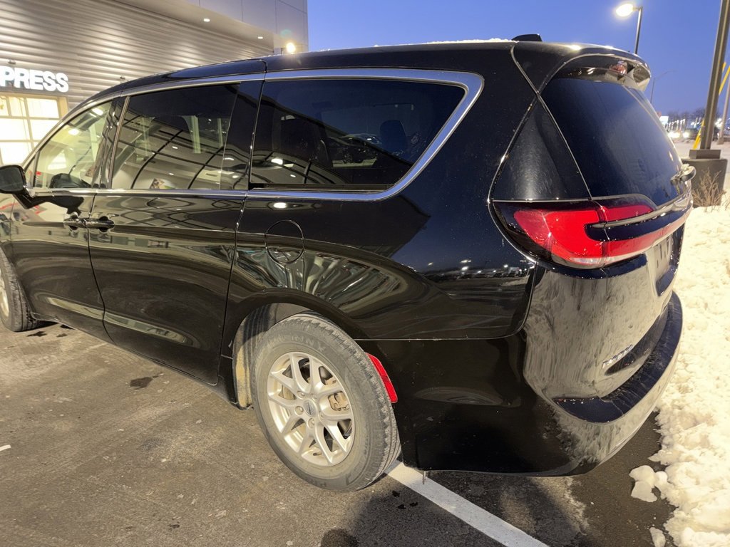 Used 2024 Chrysler Pacifica Touring-L image 5