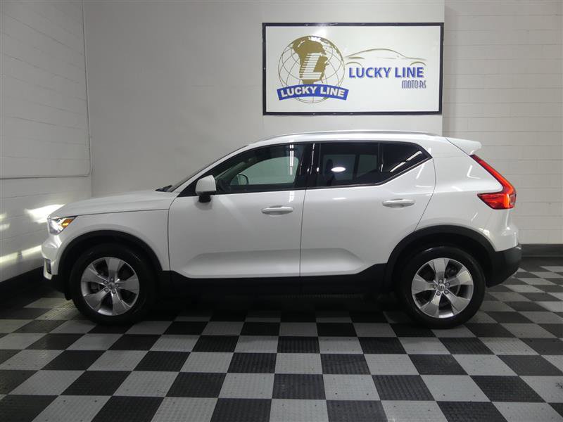 Used 2021 Volvo XC40 T5 Momentum w/ Climate Package image 7