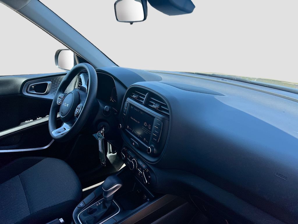 Used 2025 Kia Soul LX w/ LX Technology Package FWD image 28