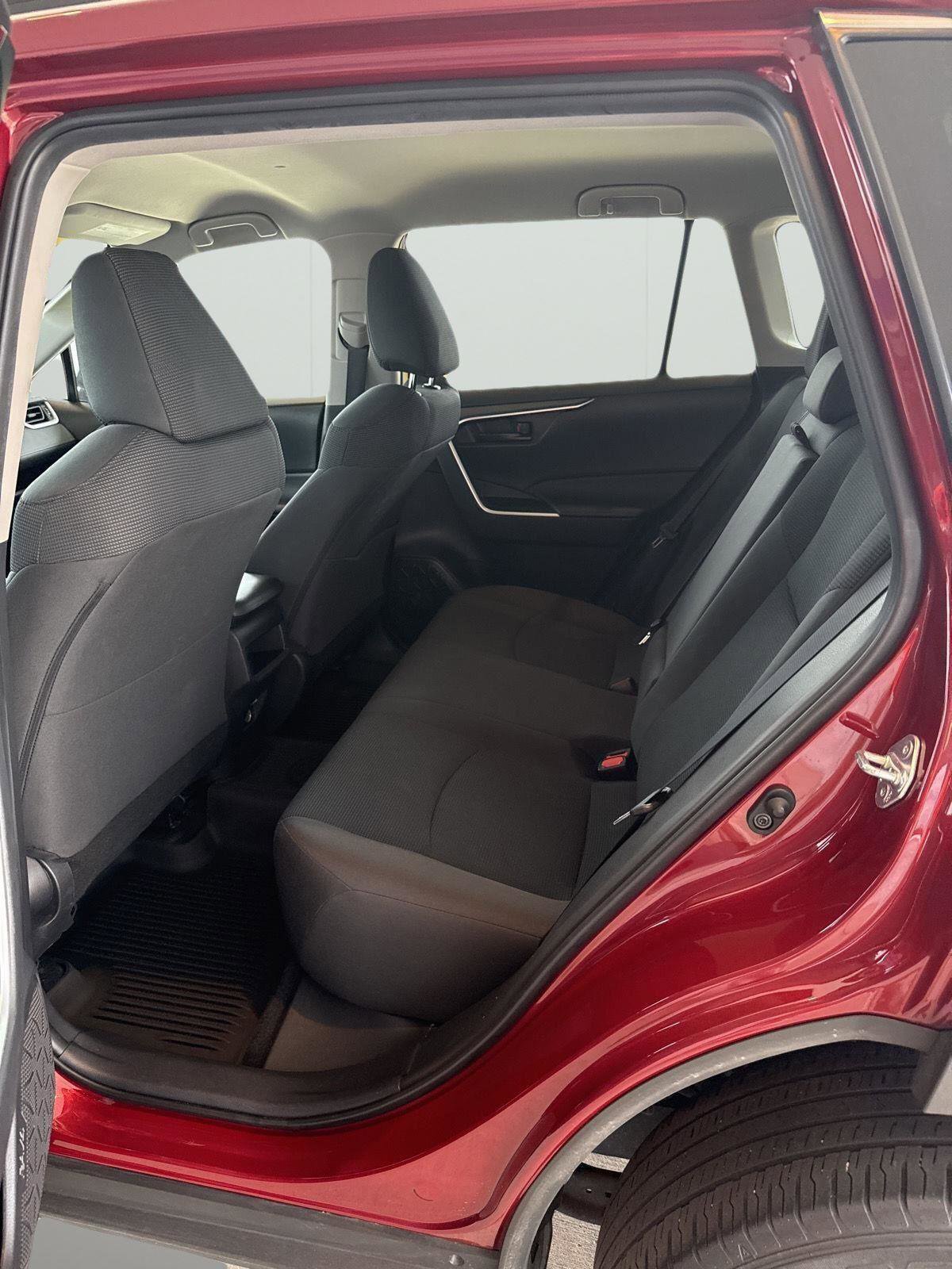 Used 2021 Toyota RAV4 LE image 20