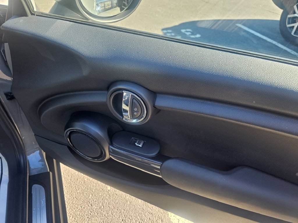 Used 2021 MINI Cooper 2-Door Hardtop FWD image 9
