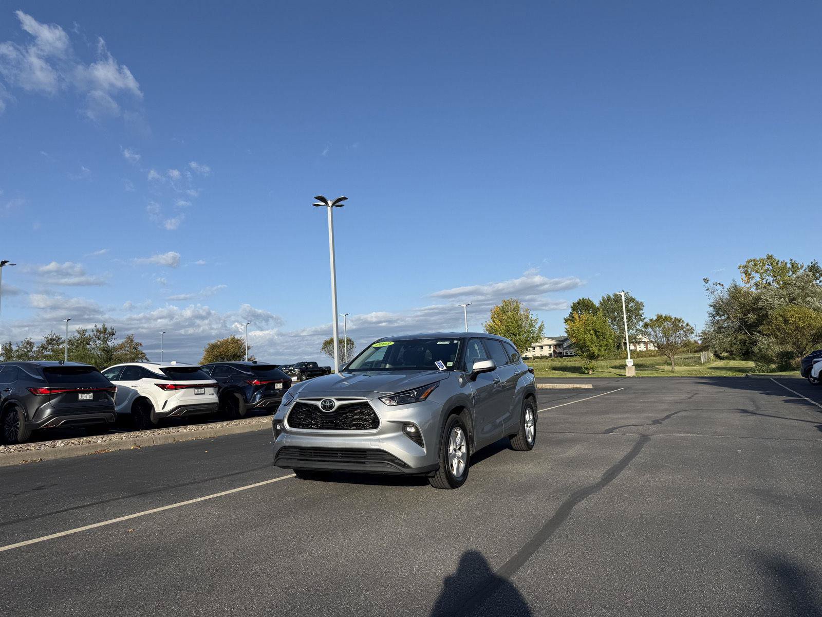 Used 2023 Toyota Highlander LE FWD image 3