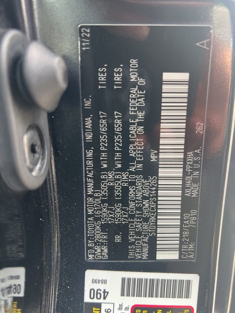 Used 2023 Toyota Sienna XLE FWD image 1