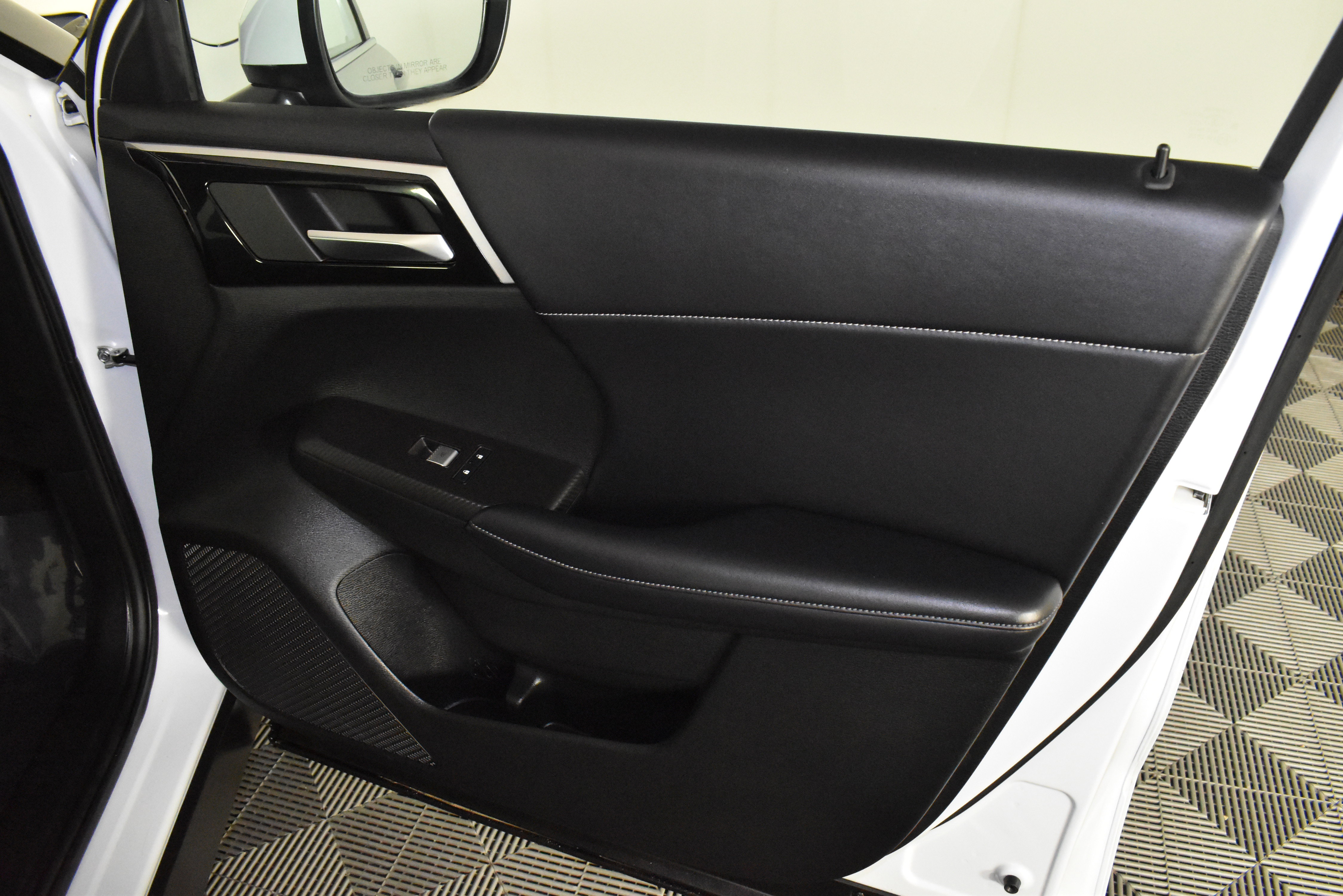 Used 2024 Mitsubishi Outlander SE image 39