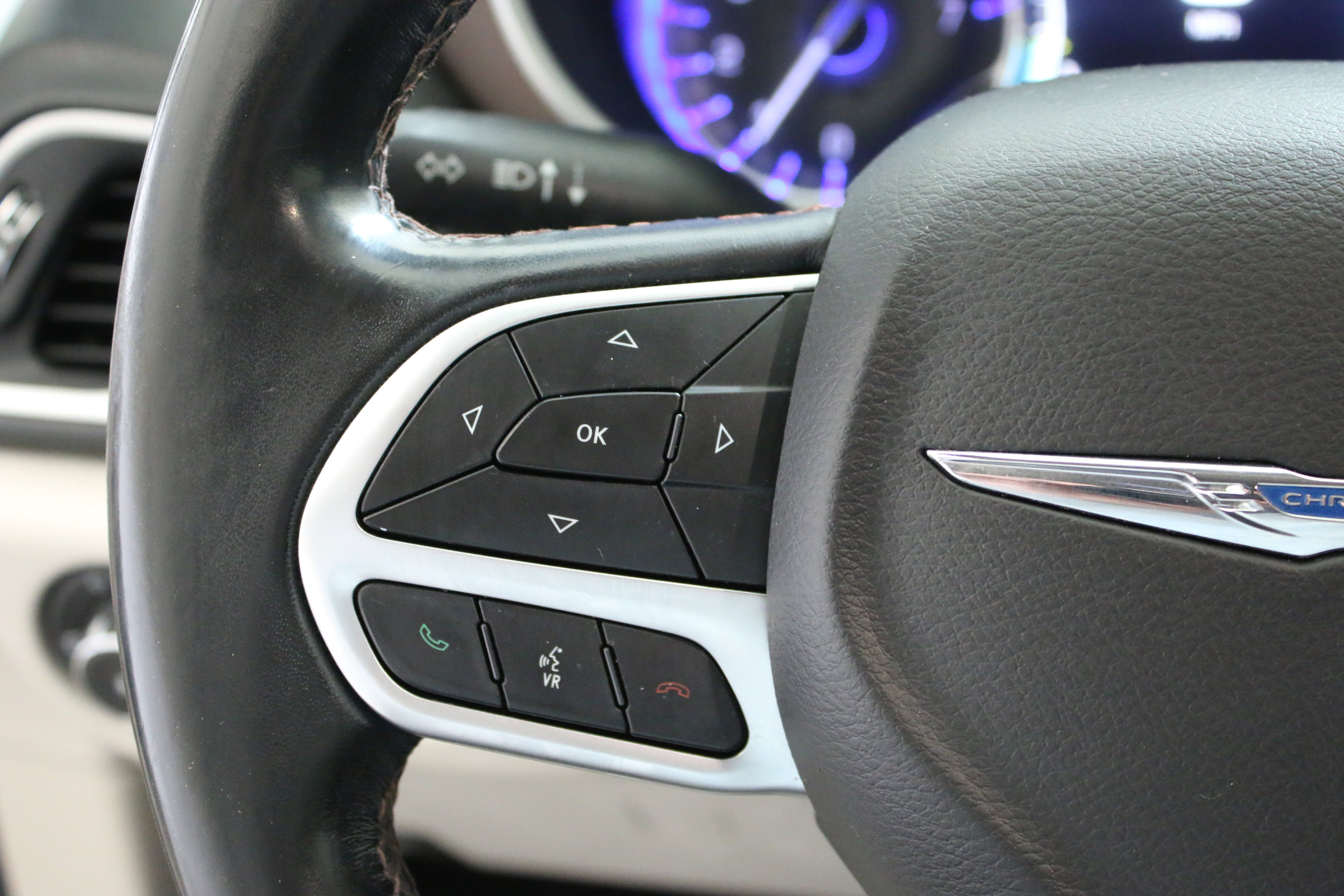 Used 2018 Chrysler Pacifica Touring-L w/ Advanced Safetytec Group FWD image 14