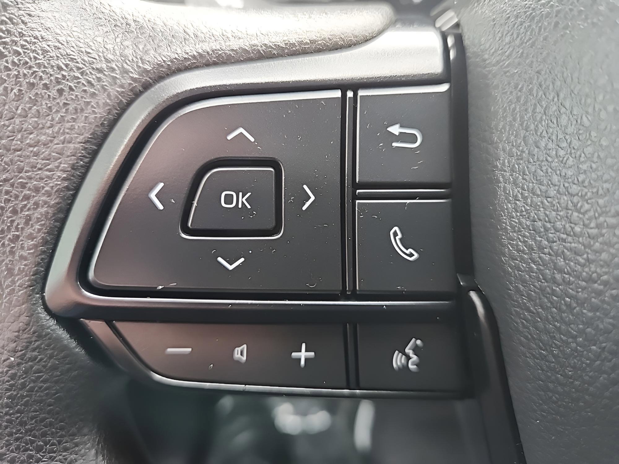 Used 2025 Toyota Sienna LE image 46