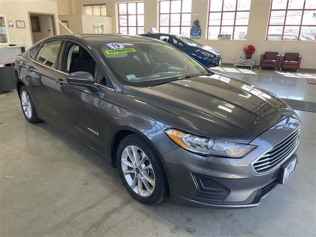 Used 2019 Ford Fusion SE image 2