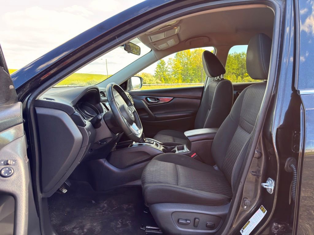 Used 2018 Nissan Rogue SV w/ Premium Package AWD/4WD image 2