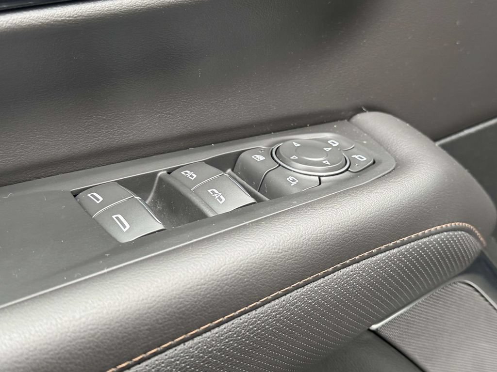 Used 2025 Chevrolet Suburban High Country AWD/4WD image 16