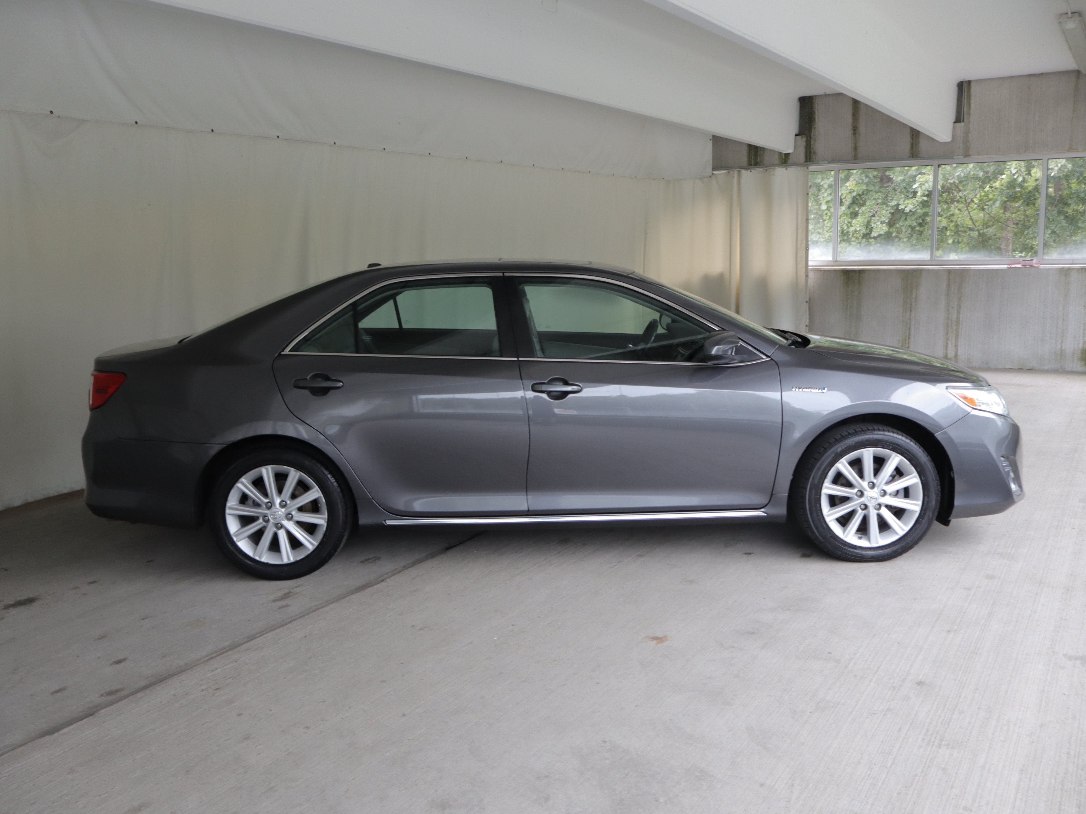 Used 2014 Toyota Camry XLE w/ Moonroof Package FWD image 6