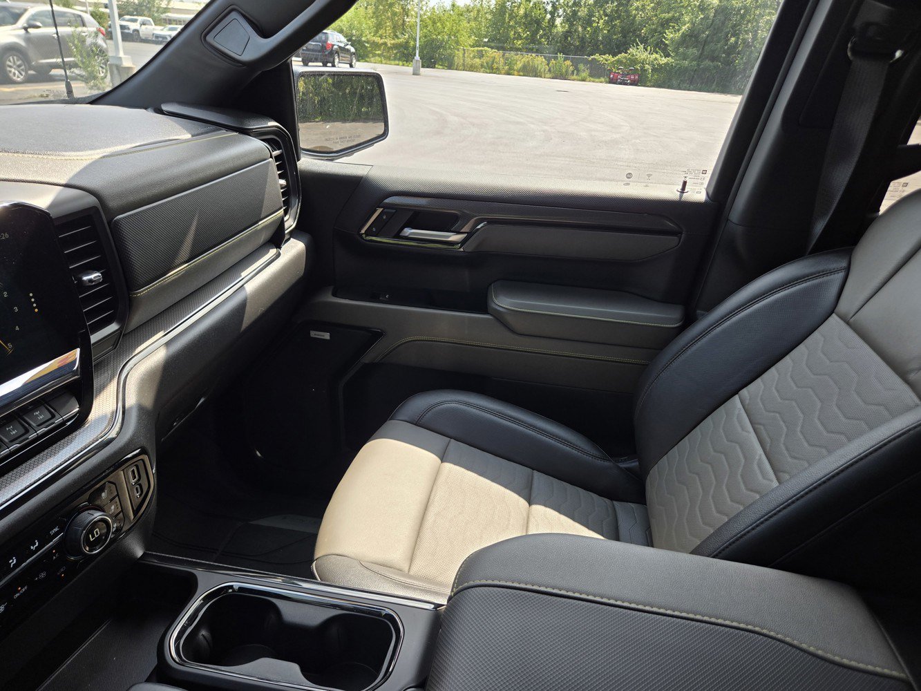Used 2023 Chevrolet Silverado 1500 ZR2 w/ Technology Package AWD/4WD image 13