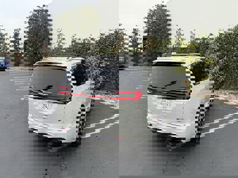 Used 2021 Chrysler Pacifica Touring-L image 9