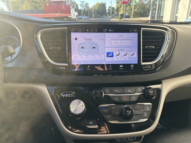 Used 2024 Chrysler Pacifica Touring-L image 17
